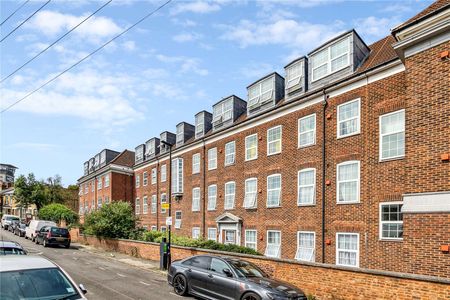 A characterful, bright one bedroom apartment located in Brentford - Photo 3