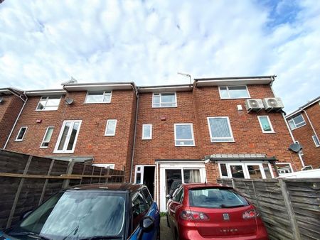 4 bedroom townhouse to rent - Photo 3