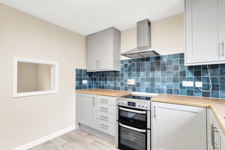 3 bedroom semi-detached house to rent - Photo 3