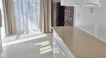 Spacious Sunny Living - Photo 3