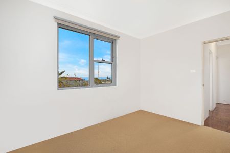 Top Floor Bright Two Bedroom Aparrtment - Photo 4