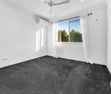 Large Family Home with a Pool - Photo 4