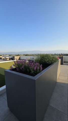 Luxury 2-Bed Corner Suite with Unmatched Lake & City Views – The Eli - Photo 5