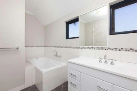 Spacious & Modern Townhouse! - Photo 5