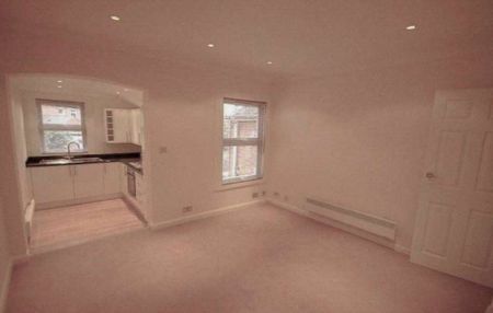 A one bedroom apartment located over 2 floors to rent in Reading. - Photo 2