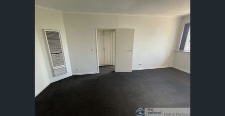 Spacious Two Bedroom Apartment - Photo 4