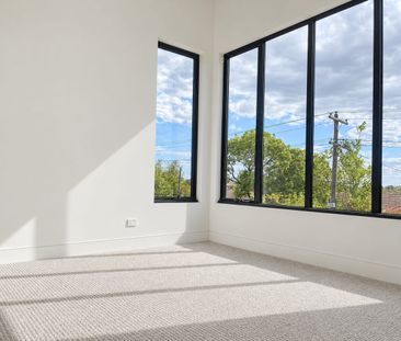 Brand-New Luxury Home with Solar Battery & Premium Miele Appliances - Photo 4