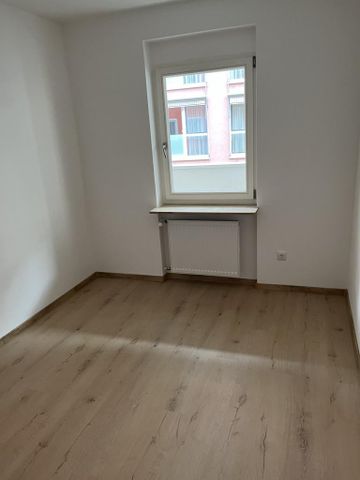 Helle, teilrenovierte Vierzimmerwohnung in der Altstadt - Tageslichtbad - Balkon/Terrasse - Photo 2