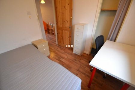 4 bedroom end of terrace house to rent - Photo 3