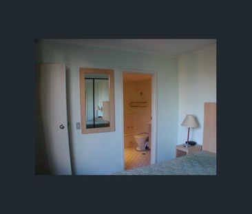 Large 1 bed & carpark - Photo 2