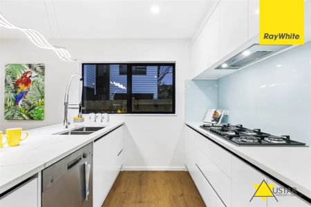 Looking for a modern home built in the ever so convenient Henderson? Look no further. - Photo 2