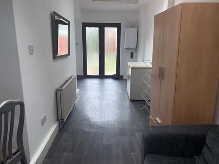 1 bedroom in a house share to rent - Photo 2