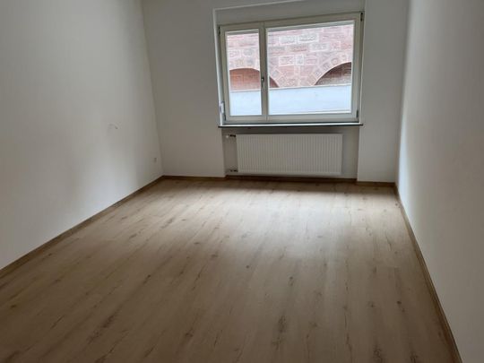 Helle, teilrenovierte Vierzimmerwohnung in der Altstadt - Tageslichtbad - Balkon/Terrasse - Foto 1