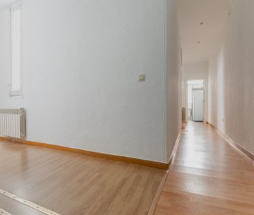 Room with a balcony in Redondilla Street - Photo 5