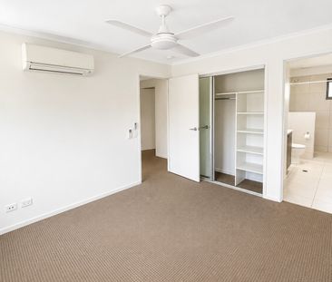 Modern 3-Bedroom Townhouse with Separate Home Office+ Private laundry - Photo 3