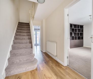 Cox Green Road, Maidenhead - Photo 1