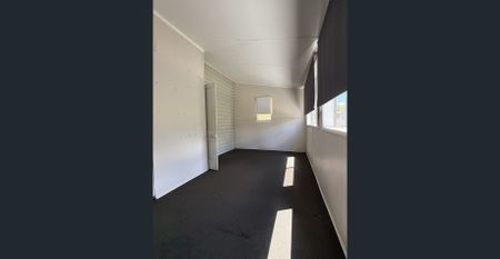 THREE BEDROOM COTTAGE STYLE HOME - Photo 4