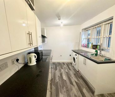 3 bedroom flat to rent - Photo 4
