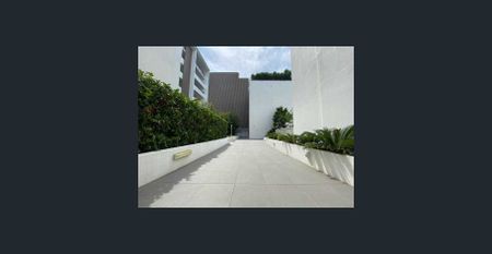 Parkside Modern One Bedroom Apartment with Study and Large Courtyard - Photo 5