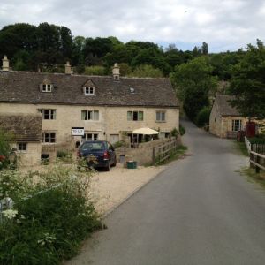 Character Cotswold Stone Small Mid Terraced Cottage in Centre of Sheepscombe Village - Photo 2