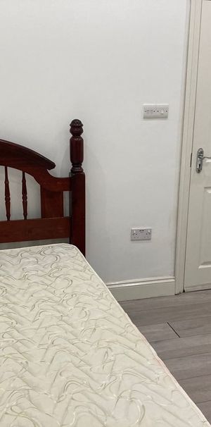 Room in a Shared House, St. Stephen's Road, E6 - Photo 1