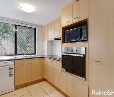Ultra-Convenient Three Bedroom Townhouse - Close to UQ! - Photo 5