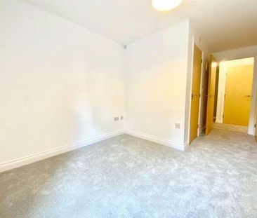 Talavera Close, Crowthorne, Berkshire, RG45 - Photo 2