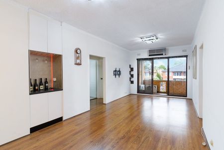 North-Facing Top-Floor 3 Bedrooms Retreat with Light, Space & Style - Photo 2