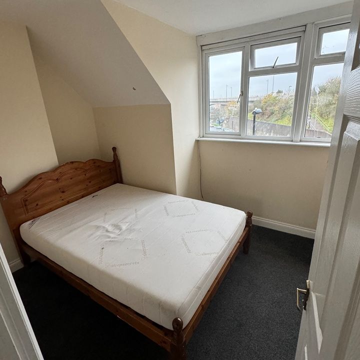 2 Bed Flat, The Colonnade, SO19 - Photo 1