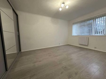 Leatherhead, KT22 - Photo 2