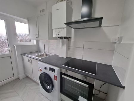 Park Crescent, Hornchurch RM11, London - Photo 4