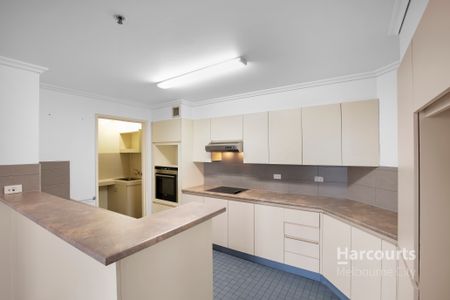 Superb & Sizeable apartment on St Kilda Road! - Photo 2