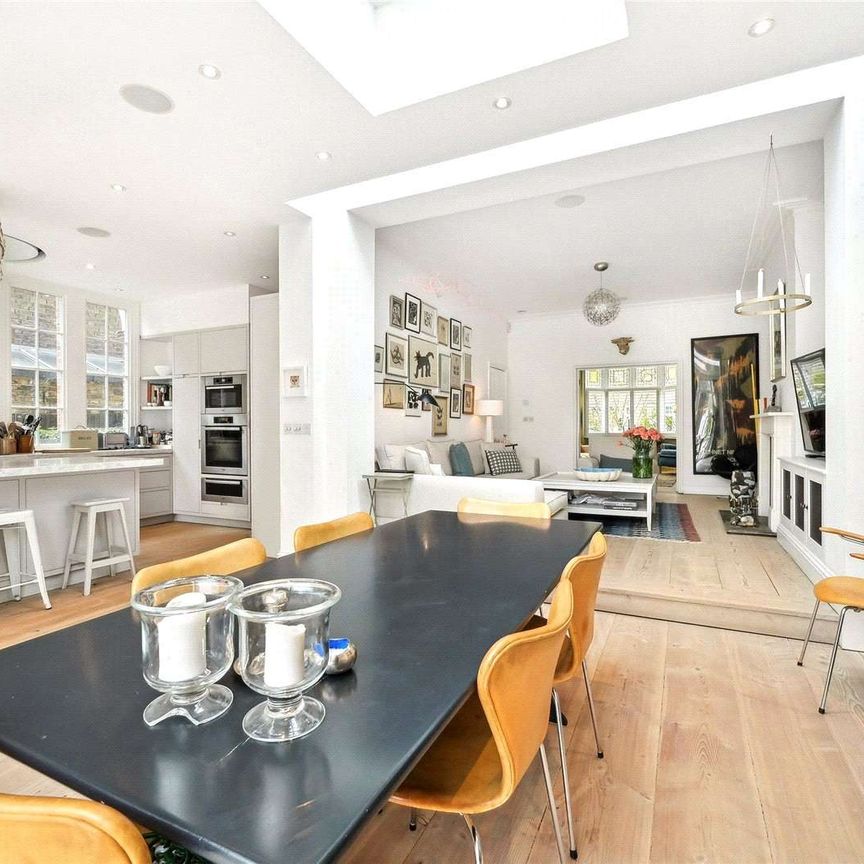 A stunning five bedroom semi detached house in the sought after Bedford Park area of Chiswick. Available for long let. - Photo 1