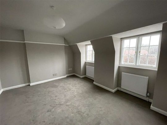 A centrally located and well presented, modern duplex apartment with parking - Photo 1