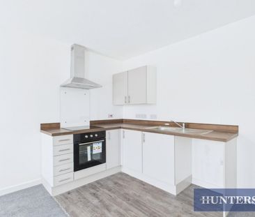 3 bedroom Flat To Let - Photo 3