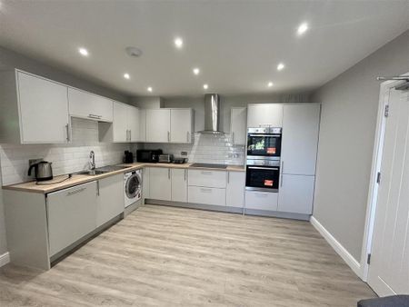 1 bedroom in a house share to rent - Photo 4