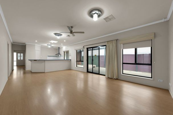 Spacious 4 Bedroom Family Home in Mawson Lakes - Photo 1