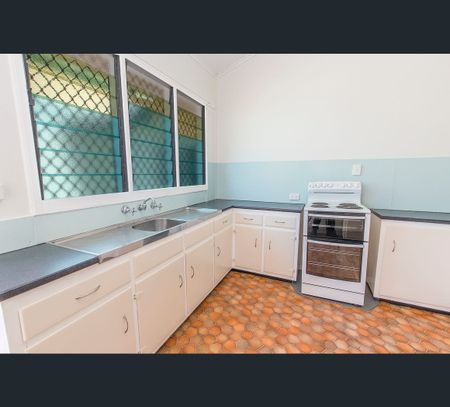 1/119 Eyre Street, North Ward, Qld 4810 - Photo 4