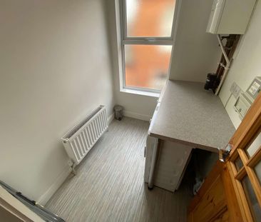 6 Bed House Located In The Desirable Location Of The West End Room 1 - Photo 6