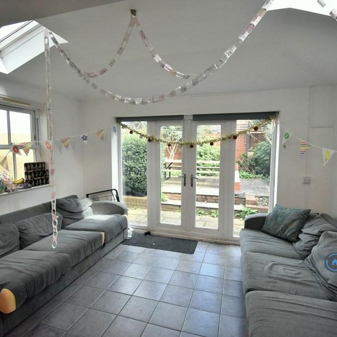 7 bedroom semi-detached house to rent - Photo 1