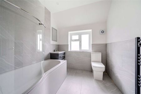 A charming family home in the picturesque setting of Westerham. - Photo 5