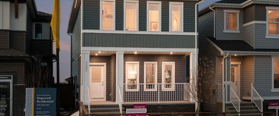 Stunning Upgraded Showhome in Hotchkiss 3 Bed + Bonus, Double Detached garage — 3 Bedrooms House - Photo 1