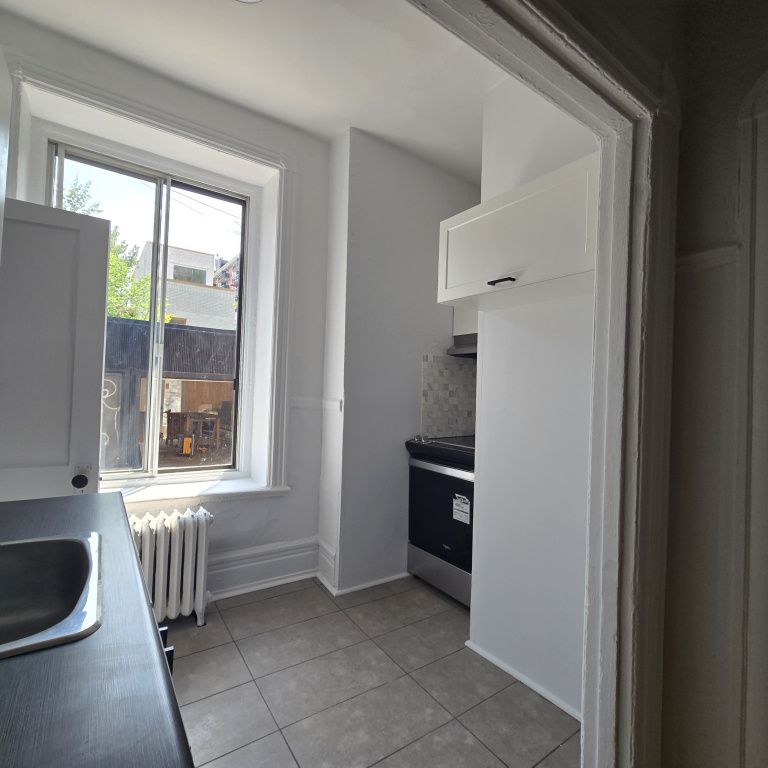 3 1/2 à Louer – 4088 Av. Du Parc - Photo 1