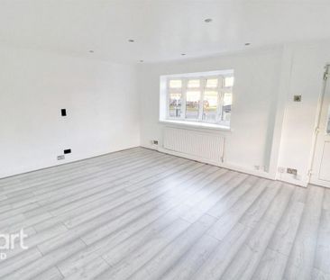 3 bedroom end of terrace house to rent - Photo 1