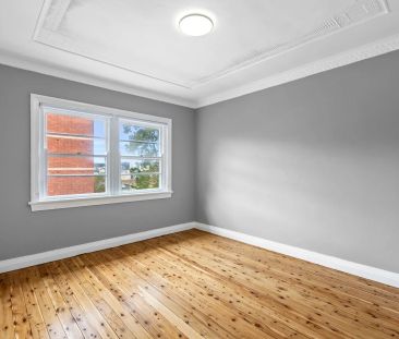 Charming Two-Bedroom Apartment in a Quiet Rustic Block - Photo 3