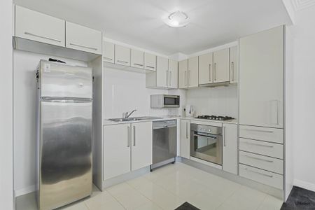 MODERN TWO BEDROOM, TWO BATHROOM, TWO CAR ACCOM - HEART OF PALM BEACH! - Photo 3