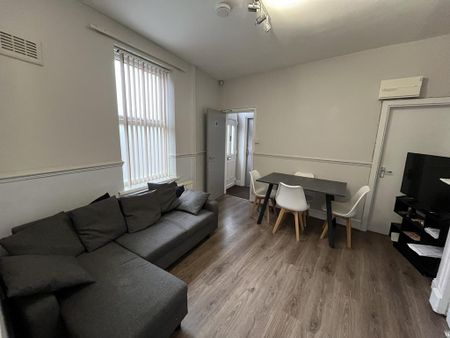 3 bedroom end of terrace house to rent - Photo 2