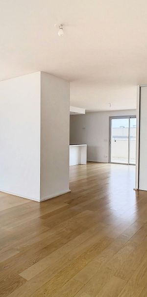 Villeurbanne : Rare T4 avec cuisine équipée, terrasse de 130m² et garages - Photo 1