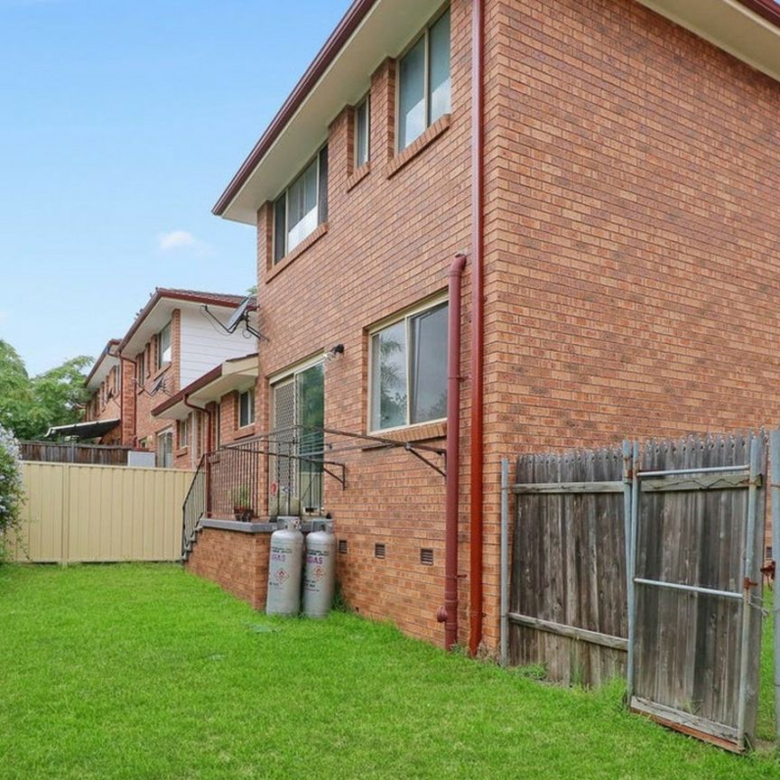 Neat and Tidy 3 Bedroom Double Story Townhouse! - Photo 1