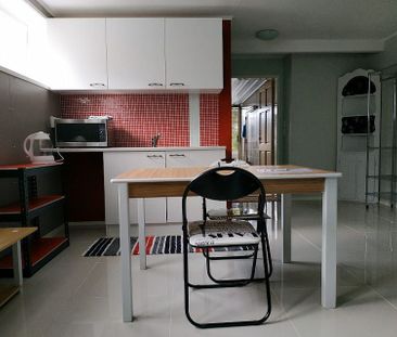 Large Semi Furnished Unit with enclosed courtyard - Photo 2